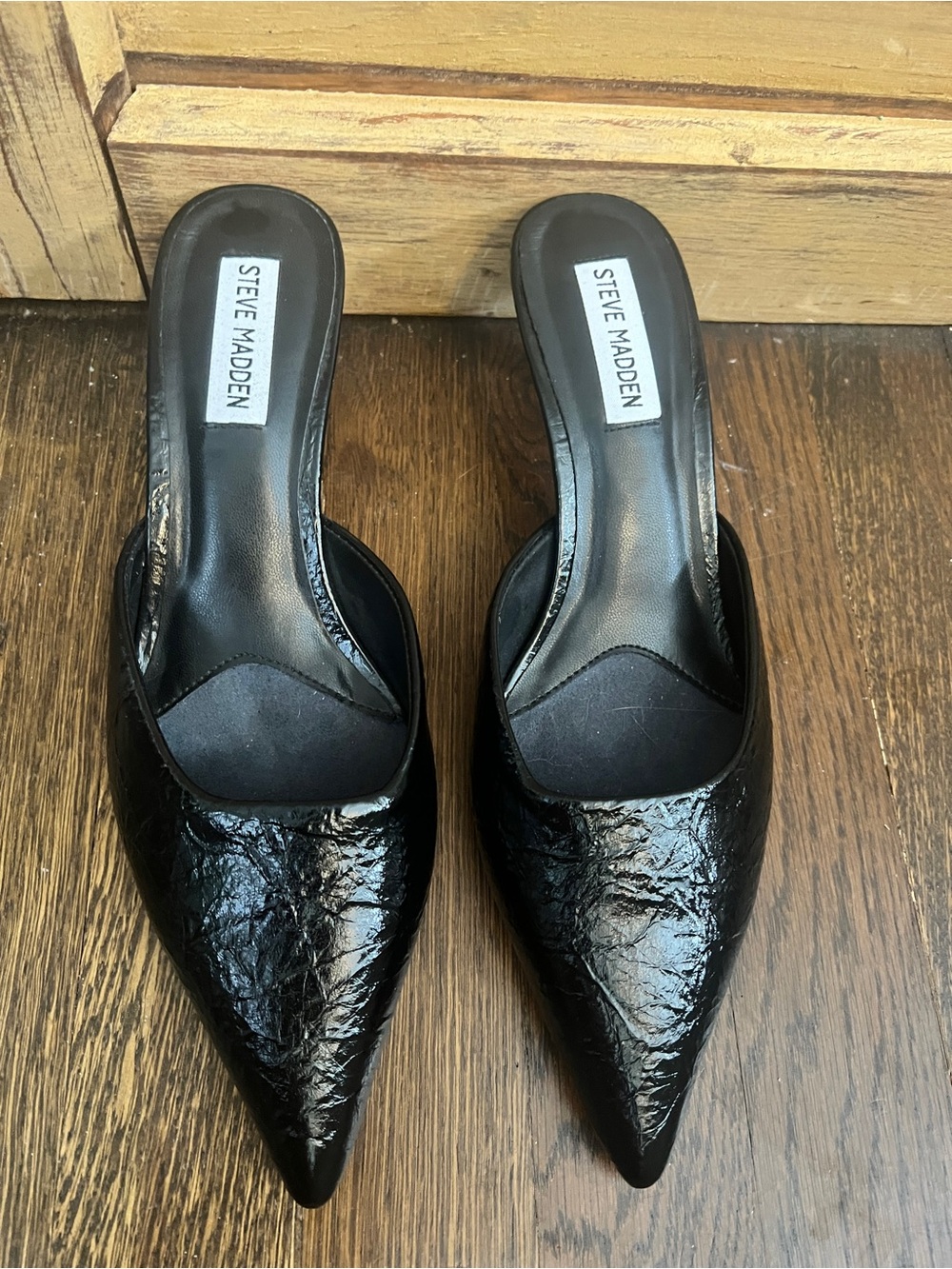 NWOB Steve Madden Black Crinkled Patent Pointed Mules